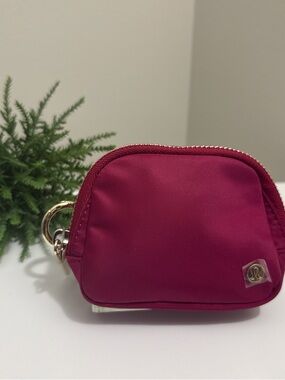 🎀 Lululemon mini pouch Everywhere Belt Bag Nano berry rumble with gold logo